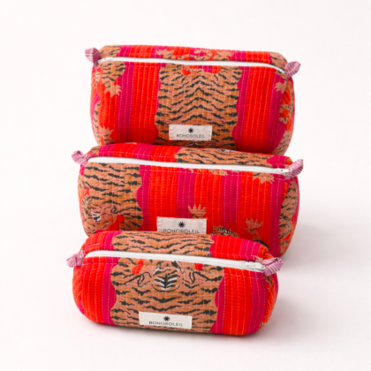 Trousses de toilettes Jaipur par Bohosoleil tigres et rayures rouge, rose