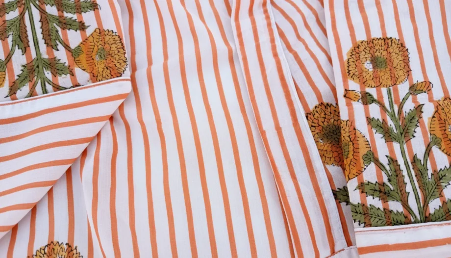 Gros plan tissu block print indien avec fleurs