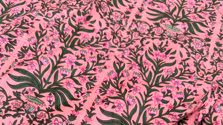tissu block print indien artisanal coton fleurs corail rose