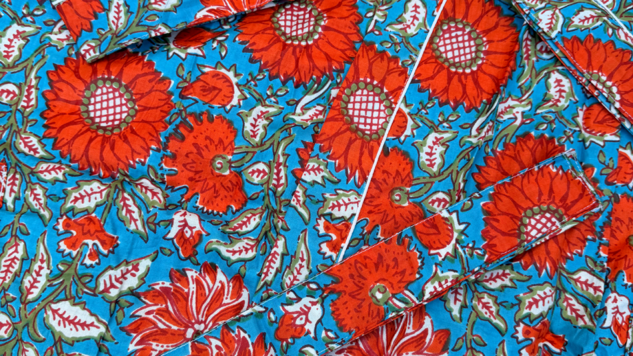 tissu block print indien artisanal coton fleurs rouges et bleu