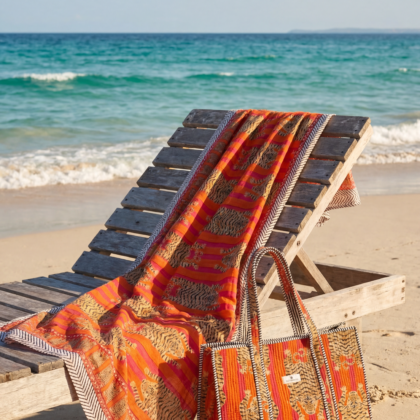kit plage été avec paréo et sac cabas tigres et rayures rose et rouge sur transat