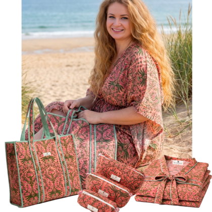 kit signature bangkok avec caftan peignoir sac cabas et trousses de toilettes corail fleurs moderne tendance par Bohosoleil