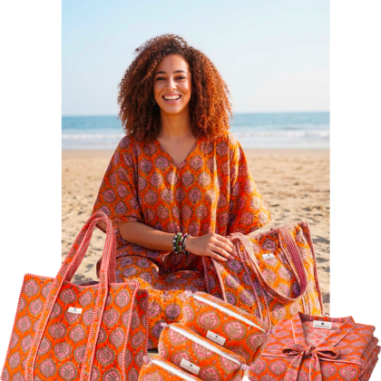 kit signature Benares avec caftan peignoir sac cabas et trousses de toilettes orange motif indien moderne tendance par Bohosoleil