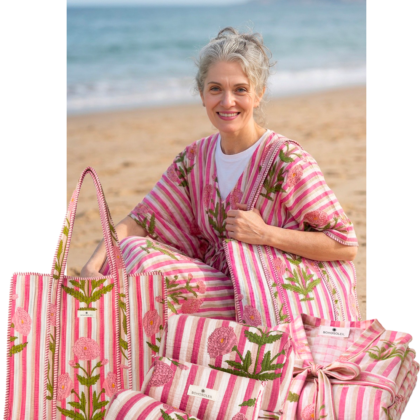 kit signature londres avec caftan peignoir sac cabas et trousses de toilettes fleurs rayures roses rouge motif tendance par Bohosoleil