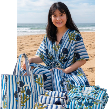 kit voyage avec caftan, trousses de toilette maquillage et sac cabas en coton bleu fleurs et rayures marque Bohosoleil