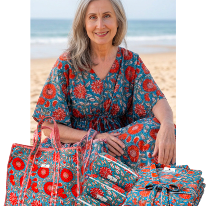 kit signature st petersbourg avec caftan peignoir sac cabas et trousses de toilettes bleu motif fleurs rouges tendance par Bohosoleil