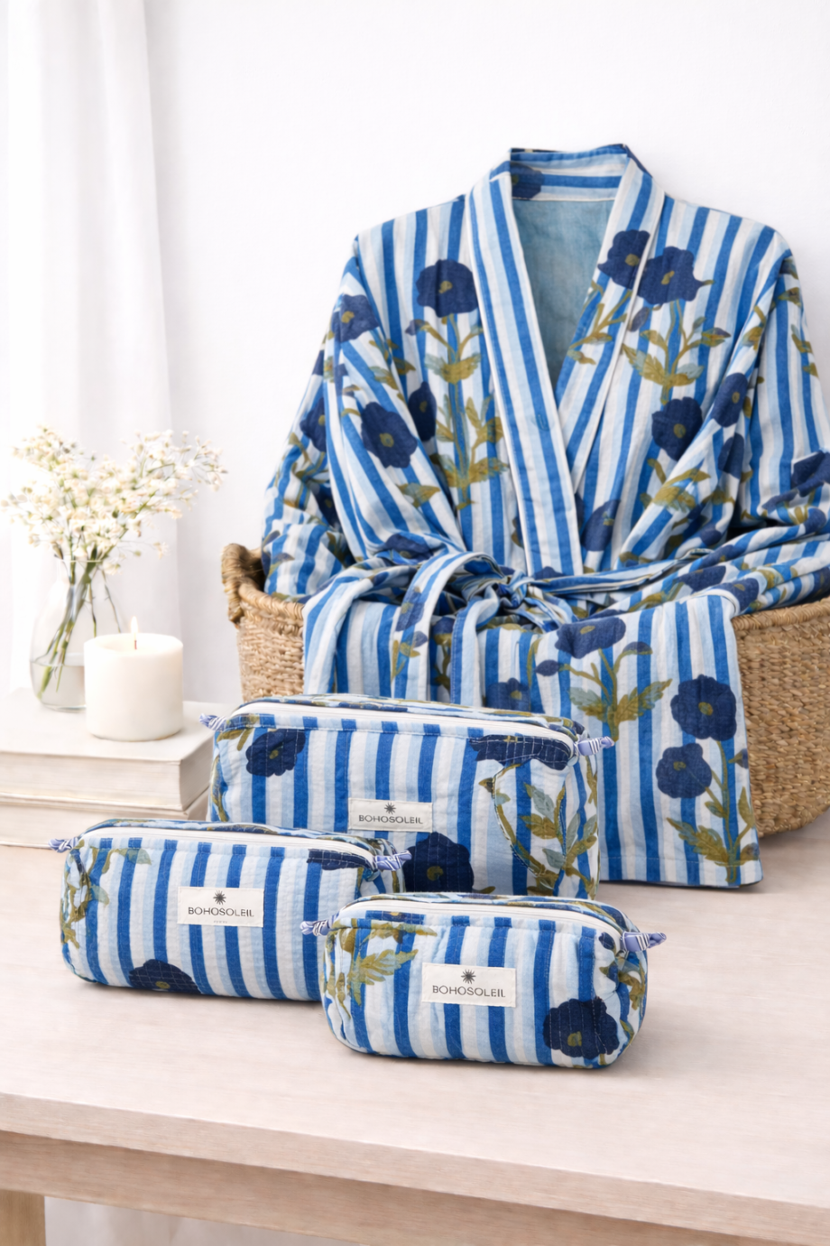 kit sweet home par Bohosoleil avec peignoir et trousses de otilette en coton fleurs et rayures bleues block print artisanat