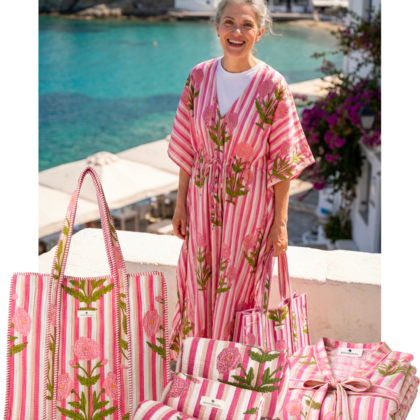 kit voyage avec caftan, trousses de toilette maquillage et sac cabas en coton fleurs et rayures roses marque Bohosoleil