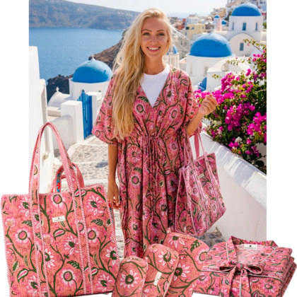 kit voyage avec caftan, trousses de toilette maquillage et sac cabas en coton rose et fleurs marque Bohosoleil