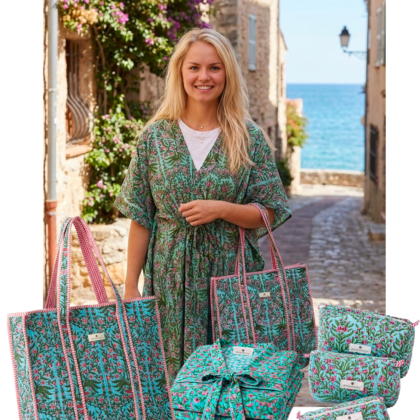 kit voyage avec caftan, trousses de toilette maquillage et sac cabas en coton bleu floral marque Bohosoleil