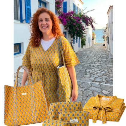 kit voyage vacances avec caftan, trousses de toilette maquillage et sac cabas en coton moutarde à fleurs marque Bohosoleil