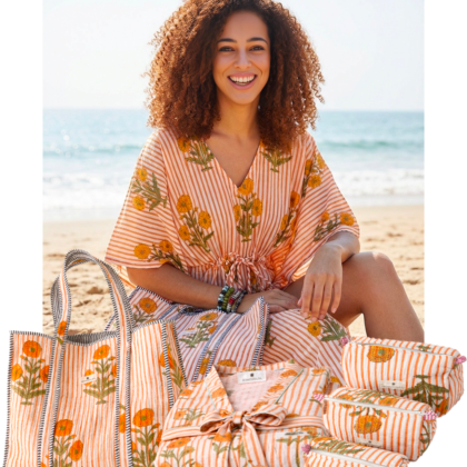 kit voyage vacances avec caftan, trousses de toilette maquillage et sac cabas en coton orange rayure à fleurs marque Bohosoleil