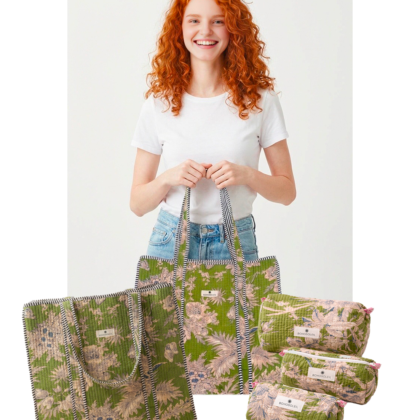 kit weekend bali avec trousses de toilettes maquillage et sac cabas en coton matelassé vert motif fleurs par Bohosoleil