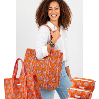 kit weekend benares avec trousses de toilettes maquillage et sac cabas en coton matelassé orange motif indien moderne par Bohosoleil