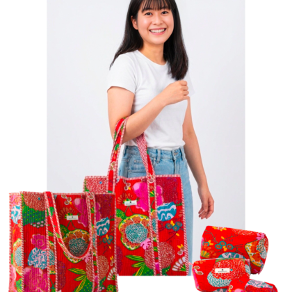 kit weekend hanoi avec trousses de toilettes maquillage et sac cabas en coton matelassé rouge motif fleurs moderne par Bohosoleil