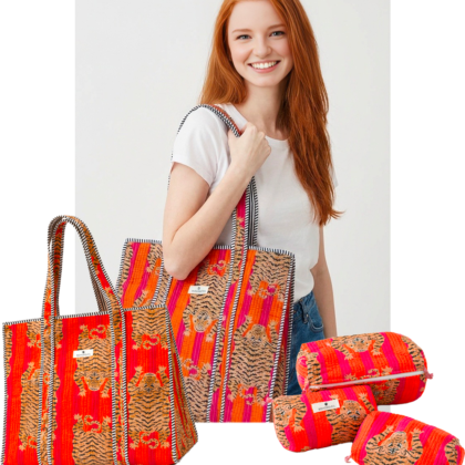 kit weekend jaipur avec trousses de toilettes maquillage et sac cabas en coton matelassé rouge orange motif tigres rayures moderne par Bohosoleil