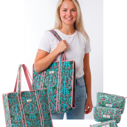 kit weekend miami avec trousses de toilettes maquillage et sac cabas en coton matelassé bleu motif fleurs moderne par Bohosoleil