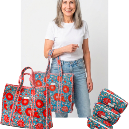 kit weekend st petersbourg avec trousses de toilettes maquillage et sac cabas en coton matelassé bleu fleurs rouges par Bohosoleil