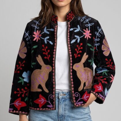 veste noir suzani velours broderies lapins et fleurs